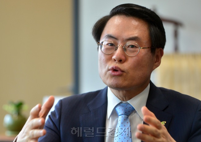 김재수 한국농수산식품유통공사 사장 인터뷰.<br />이상섭 기자. babtong@heraldcorp.com 2013.04.17
김재수 한국농수산식품유통공사 사장 인터뷰.
이상섭 기자. babtong@heraldcorp.com 2013.04.17
김재수 한국농수산식품유통공사 사장 인터뷰.
이상섭 기자. babtong@heraldcorp.com 2013.04.17
김재수 한국농수산식품유통공사 사장 인터뷰.
이상섭 기자. babtong@heraldcorp.com 2013.04.17