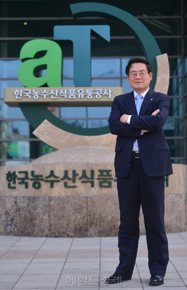 김재수 한국농수산식품유통공사 사장 인터뷰.<br />이상섭 기자. babtong@heraldcorp.com 2013.04.17
김재수 한국농수산식품유통공사 사장 인터뷰.
이상섭 기자. babtong@heraldcorp.com 2013.04.17
김재수 한국농수산식품유통공사 사장 인터뷰.
이상섭 기자. babtong@heraldcorp.com 2013.04.17
김재수 한국농수산식품유통공사 사장 인터뷰.
이상섭 기자. babtong@heraldcorp.com 2013.04.17