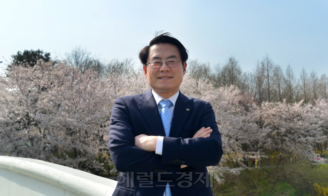 김재수 한국농수산식품유통공사 사장 인터뷰.<br />이상섭 기자. babtong@heraldcorp.com 2013.04.17
김재수 한국농수산식품유통공사 사장 인터뷰.
이상섭 기자. babtong@heraldcorp.com 2013.04.17
김재수 한국농수산식품유통공사 사장 인터뷰.
이상섭 기자. babtong@heraldcorp.com 2013.04.17
김재수 한국농수산식품유통공사 사장 인터뷰.
이상섭 기자. babtong@heraldcorp.com 2013.04.17