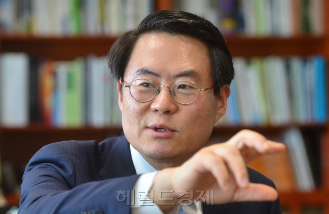 김재수 한국농수산식품유통공사 사장 인터뷰.<br />이상섭 기자. babtong@heraldcorp.com 2013.04.17
김재수 한국농수산식품유통공사 사장 인터뷰.
이상섭 기자. babtong@heraldcorp.com 2013.04.17
김재수 한국농수산식품유통공사 사장 인터뷰.
이상섭 기자. babtong@heraldcorp.com 2013.04.17
김재수 한국농수산식품유통공사 사장 인터뷰.
이상섭 기자. babtong@heraldcorp.com 2013.04.17