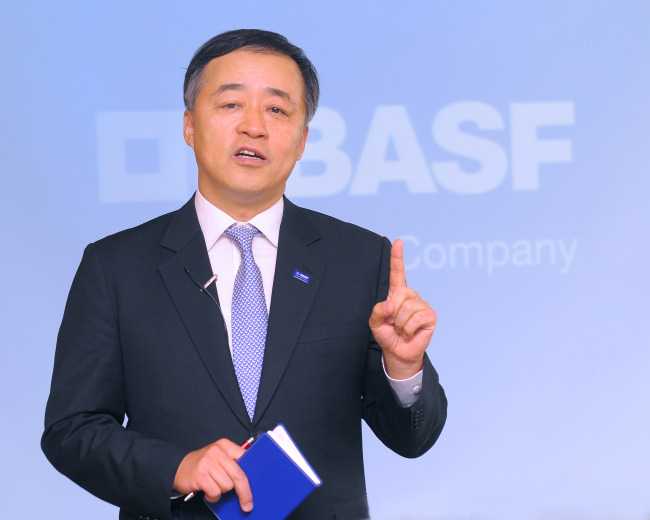 신우성(기업인/한국바스프대표이사회장)
독일계 글로벌 화학기업 바스프가 아시아태평양지역 전자소재 연구ㆍ개발(R&D)센터를 한국에 설립한다.