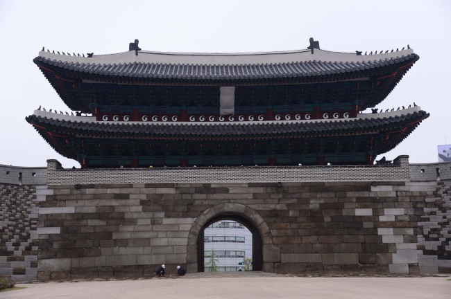 숭례문 (코리아헤럴드 박해묵 사진기자)
지난 2008년 방화로 손실되었던 대한민국의 국보 1호인 숭례문이 5년 3개월에 걸리고, 사업비 250억원이 들었던 복구 사업을 마치고 이번 주말 대중에게 공개된다.