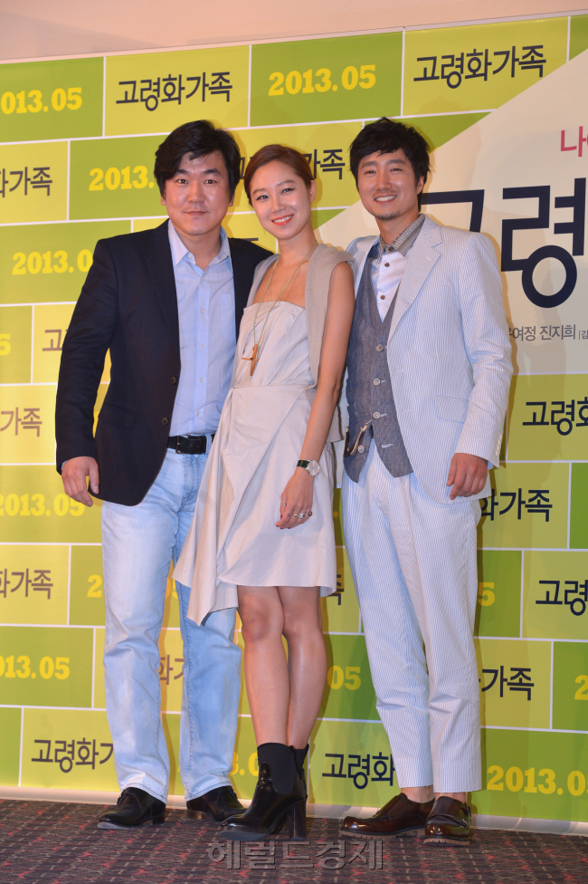 윤제문(좌부터/연극배우/영화배우),공효진(영화배우/탤런트),박해일(영화배우)
배우 윤제문, 공효진, 박해일이 29일 오후 서울 성동구 행당동 왕십리 CGV에서 진행된 영화 ‘고령화가족’ 언론시사회에 참석해 포즈를 취하고 있다.