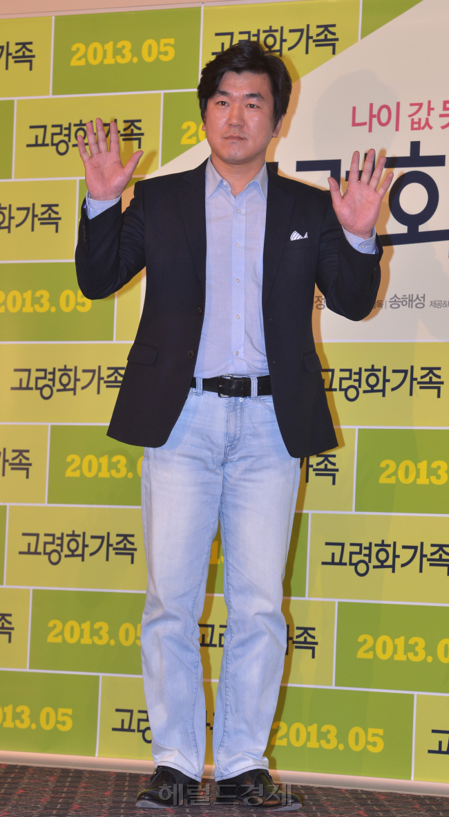 윤제문(연극배우/영화배우)
배우 윤제문이 29일 서울 왕십리 CGV에서 열린 영화 ‘고령화가족’(감독 송해성)의 언론시사회 및 기자간담회에서 “내가 영화를 하고 있다는 걸 모를 정도로 편하게 찍었다”고 말했다.