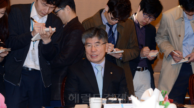 30일 오전 서울 남대문로 한국은행에서 김중수 총재 주재로 대기업 CEO들과의 간담회가 열리고 있다./안훈기자 rosedale@ 2013.04.30
30일 오전 서울 남대문로 한국은행에서 김중수 총재 주재로 대기업 CEO들과의 간담회가 열리고 있다./안훈기자 rosedale@ 2013.04.30