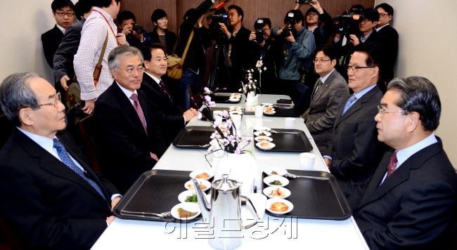 30일 오전 국회에서 임동원, 이재정 전 통일부장관, 박지원의원,문재인의원,홍익표의원이 남북현안관련 회동을 갖고 있다. 박현구 기자phko@heraldcorp.com