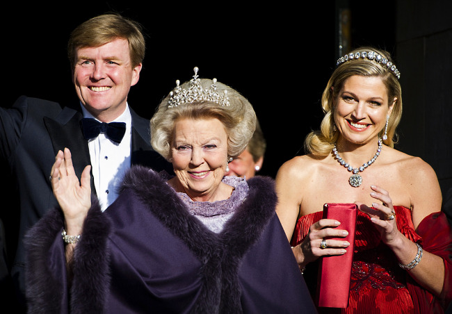 Dutch Queen Beatrix (center) arrives with Dutch Crown Prince Willem-Alexander (left) and his wife Princess Maxima for a banquet hosted by the Dutch Royal family at the Rijksmuseum, Amsterdam, Monday.   AP-Yonhap News