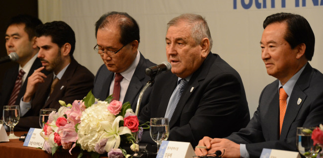 Cornel Marculescu (second from right), executive director of the FINA Bureau and head of the bid evaluation team, speaks at a news conference in Gwangju on Tuesday, as Gwangju Mayor Kang Un-tae (right) and Kim Yoon-suk (third from right), secretary-general of Gwangju 2019 Bid Committee, listen.   Chung Hee-cho/The Korea Herald