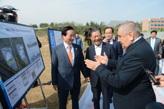 Cornel Marculescu (right), executive director of the FINA Bureau and head of the bid evaluation team, speaks to Gwangju Mayor Kang Un-tae (left) at the potential main venue of the 2019 FINA World Championships at Nambu University in Gwangju on Tuesday. (Related story, photo on Page 20)   Chung Hee-cho/The Korea Herald