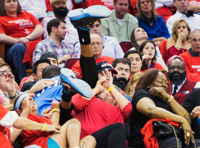 Oklahoma City Thunder forward Kevin Durant crashes into the crowd while chasing a loose ball on Monday.   AP-Yonhap News