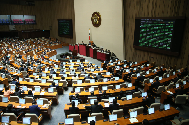 Lawmakers vote on bills during a plenary session at the National Assembly on Tuesday. (Yonhap News)