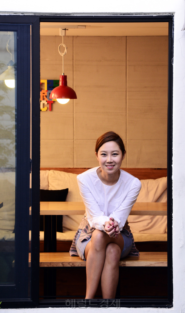 영화배우 공효진. 박해묵 기자/mook@heraldcorp.com
영화배우 공효진. 박해묵 기자/mook@heraldcorp.com
영화배우 공효진. 박해묵 기자/mook@heraldcorp.com
새 영화 ‘고령화가족’에서 홀어머니와 2남1녀로 이뤄진 ‘막장 콩가루집안’의 ‘싸가지 제로’ 막내 여동생 역을 맡은 배우 공효진이 자신의 연기와 꿈에 대해 이야기를 털어놓고 있다.    박해묵 기자/mook@heraldcorp.com