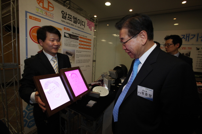 정준양(기업인/포스코회장/한국공학한림원회장)
정준양 포스코 회장이 벤처 및 중소기업의 중견기업 육성을 위해 “포스코의 연구인력을 지원해 기초연구를 돕겠다”는 계획을 밝혔다.