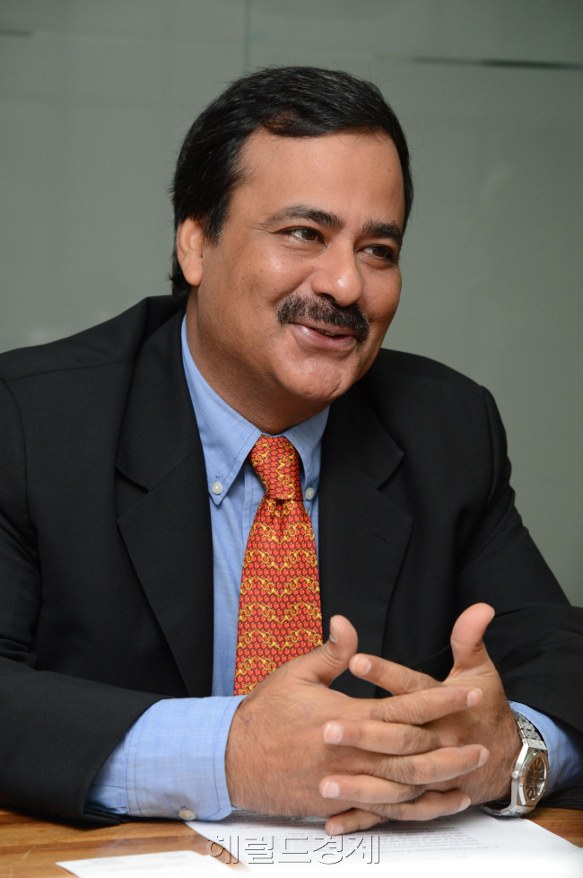 니르빅 싱(Nirvik Singh)<br />그레이그룹 아시아,태평양 회장(Chairman and CEO Grey Group Asia Pacific)<br />정희조 기자/checho@heraldcorp.com 130417
니르빅 싱(Nirvik Singh)
그레이그룹 아시아,태평양 회장(Chairman and CEO Grey Group Asia Pacific)
정희조 기자/checho@heraldcorp.com 130417
니르빅 싱(Nirvik Singh)
그레이그룹 아시아,태평양 회장(Chairman and CEO Grey Group Asia Pacific)
정희조 기자/checho@heraldcorp.com 130417