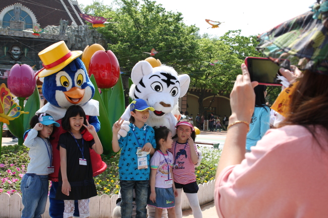 5월 첫째주, 내륙을 중심으로 곳곳에 비 소식이 전해지며 변덕스런 날씨가 예고됐지만, 다행히도 이번 일요일인 어린이날(5일)에는 화창하고 따뜻한 봄날씨를 맘껏 누리겠다.