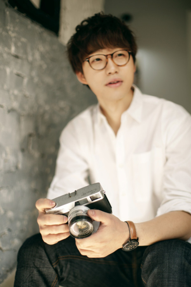 홍대광(가수)
감성 보컬 홍대광의 첫 번째 미니앨범 ‘멀어진다’는 완성도도 높고 대중성도 갖췄다. 씨스타 소유와 함께 부른 선공개곡 ‘굿바이’가 큰 반응을 얻은 데 이어 타이틀곡 ‘멀어진다’가 대중에게 위로와 힐링 효과를 제공하며 꾸준한 인기를 얻고 있다.