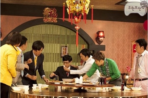 길(좌부터/길성준/가수/리쌍),박명수(MC/가수),정준하(MC/영화배우),유재석(MC/개그맨),하하(하동훈/가수),노홍철(MC),정형돈(MC/개그맨)
나는 을(乙)이다.’ 대한민국 직장인 중 79.5%(잡코리아)가 자신을 ‘을’이라고 인식하는 시대. 을의 눈물에 시청자도 울었다. 그리고 한숨 쉬던 ‘을의 반란’이 콘텐츠 안에서 시작됐다.