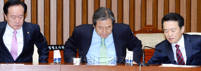 1일 국회에서 열린 새누리당 최고중진연석회의에 김무성 의원이 참석 하고 있다. 박현구 기자phko@heraldcorp.com
1일 국회에서 열린 새누리당 최고중진연석회의에 김무성 의원이 참석 하고 있다. 박현구 기자phko@heraldcorp.com