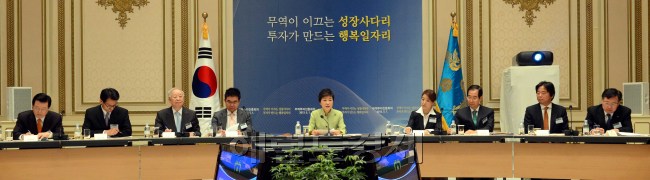 박근혜 대통령이 1일 청와대에서 열린 제1차 무역투자진흥회의에 참석해 모두발언을 하고 있다.<br />정희조 기자. checho@heraldcorp.com 2013.05.01
박근혜 대통령이 1일 청와대에서 열린 제1차 무역투자진흥회의에 참석해 모두발언을 하고 있다.
정희조 기자. checho@heraldcorp.com 2013.05.01