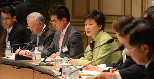 President Park Geun-hye speaks at the first meeting promoting trade and investment at Cheong Wa Dae on Wednesday.   Chung Hee-cho/The Korea Herald