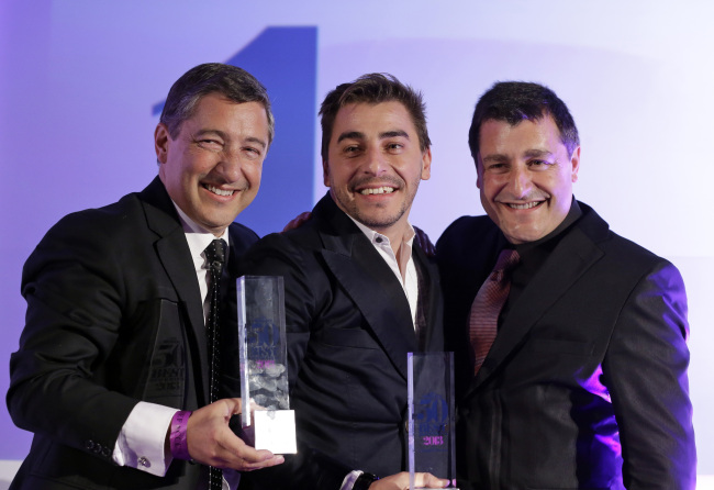 <YONHAP PHOTO-0337> Head chef Joan Roca, left, accompanied by his brothers Jordi Roca, center, and Josep Roca, right, pose for the photographers with their trophies after their restaurant El Celler de Can Roca in Girona, Spain, won the Best Restaurant award during the World's 50 Best Restaurant Awards in London, Monday, April 29, 2013. (AP Photo/Lefteris Pitarakis)/2013-04-30 06:06:57/ <저작권자 ⓒ 1980-2013 ㈜연합뉴스. 무단 전재 재배포 금지.>
Head chef Joan Roca (left), accompanied by his brothers Jordi Roca (center) and Josep Roca, pose with their trophies after their restaurant El Celler de Can Roca in Girona, Spain, won the Best Restaurant award during the World’s 50 Best Restaurant Awards in London on Monday.   AP-Yonhap News