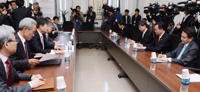 Officials from the administration and the ruling Saenuri Party discuss measures to support companies in the Gaeseong industrial complex.   Park Hyun-koo/The Korea Herald