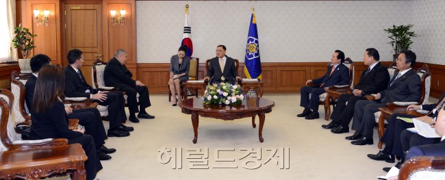 정홍원 국무총리가 1일 오전 서울 세종로 정부서울청사에서 2019 세계수영선권대회 광주실사를 마친 국제수영연맹(FINA) 실사단을 접견하면서 코넬 마르쿠레스쿠 사무총장과 이야기를 나누고 있다. 2019년 세계 수영 선수권 대회를 유치하기 위해 우리나라 광주를 비롯한 세계 4개 도시가 치열하게 경합 중이다. 박해묵 기자/mook@heraldcorp.com
정홍원 국무총리가 1일 오전 서울 세종로 정부서울청사에서 2019 세계수영선권대회 광주실사를 마친 국제수영연맹(FINA) 실사단을 접견하면서 코넬 마르쿠레스쿠 사무총장과 이야기를 나누고 있다. 2019년 세계 수영 선수권 대회를 유치하기 위해 우리나라 광주를 비롯한 세계 4개 도시가 치열하게 경합 중이다. 박해묵 기자/mook@heraldcorp.com