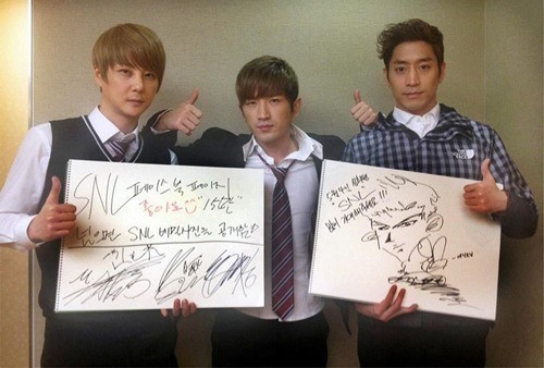 신혜성(좌부터/정필교/가수/신화),이민우(가수/영화배우/신화),에릭(문정혁/탤런트/가수/신화)
신화 교복 사진은 4월30일 tvN ′SNL코리아4′ 공식 페이스북에 올라왔다. 사진 속에는 신화의 신혜성 이민우 에릭이 교복을 입고 포즈를 취하고 있다.