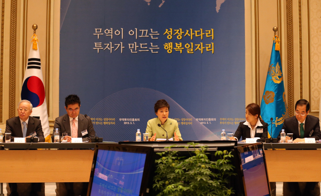 박근혜(대통령)
정부가 규제에 막힌 10여개 기업의 투자프로젝트 6건의 애로사항을 풀어 12조원의 투자를 유도하고 병원내 의료관광객용 숙박시설 인 메디텔을 호텔업으로 인정키로 했다.