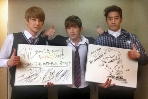 신혜성(좌부터/정필교/가수/신화),이민우(가수/영화배우/신화),에릭(문정혁/탤런트/가수/신화)
신화 교복 사진은 4월30일 tvN ′SNL코리아4′ 공식 페이스북에 올라왔다. 사진 속에는 신화의 신혜성 이민우 에릭이 교복을 입고 포즈를 취하고 있다.