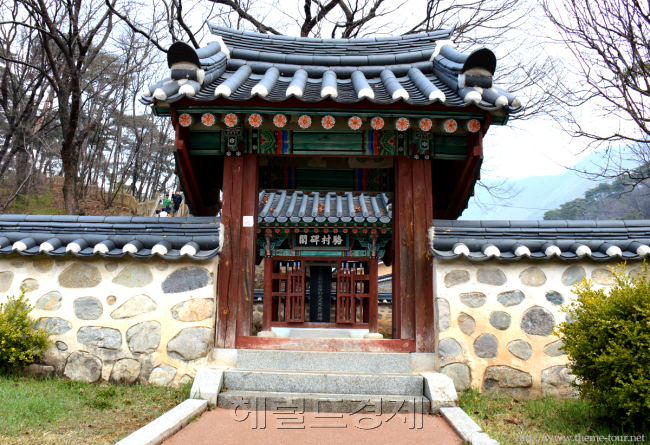 영월부사로 박충원의 공덕비각이 왕릉 오르는 계단 입구에 자리하고 있다.