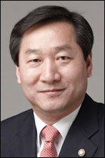 유정복(정무직공무원/국회의원/안전행정부장관)
정부가 5월 한달간 학교앞ㆍ놀이공원 등 어린이 보호구역 내 교통법규 위반행위를 집중 단속한다. 어린이의 야외활동 증가로 교통사고가 우려되기 때문이다.