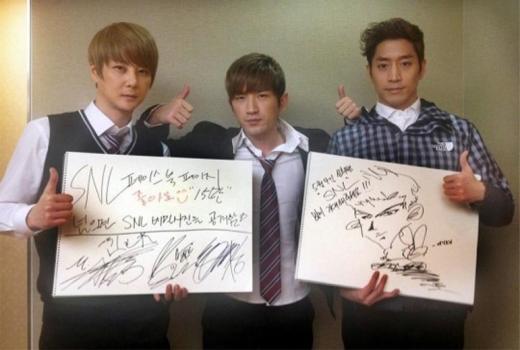 신혜성(좌부터/정필교/가수/신화),이민우(가수/영화배우/신화),에릭(문정혁/탤런트/가수/신화)
지난달 30일 케이블채널 tvN ‘SNL코리아4’ 공식 페이스북에는 “SNL코리아 페이스북의 Like(좋아요)가 15만이 넘으면 비밀사진이 공개 됩니다”라는 글과 함께 사진 한 장이 게재됐다.
