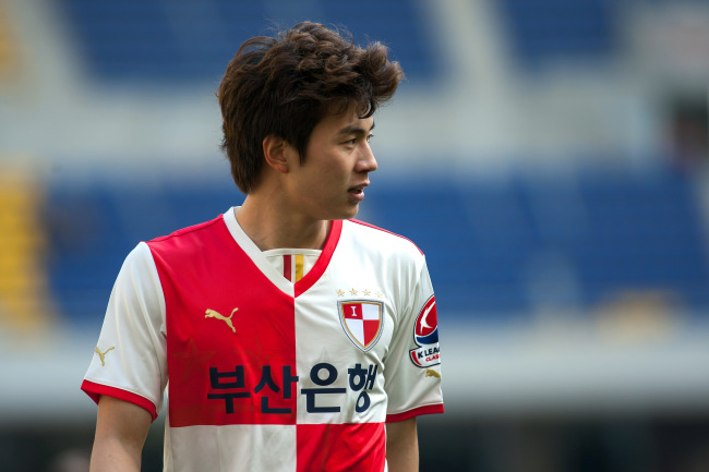 임상협(축구선수/부산아이파크)
올 여름 ‘겹쌍둥이’ 아빠가 되는 이동국(전북)이 팬들이 뽑은 프로축구 K리그 꽃미남 조사에서 2위에 선정됐다.