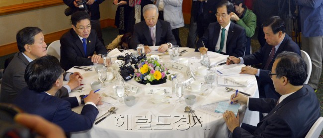 윤상직 산업통산부장관은 2일 오전 서울 강남 메리어트호텔에서 경제5단체장들과 조찬 간담회를 열고 '엔저 위기 상황에 따른 산업경쟁력 강화 방안' 등을 논의하고 있다.<br />김명섭 기자 msiron@heraldcorp.com
윤상직 산업통산부장관은 2일 오전 서울 강남 메리어트호텔에서 경제5단체장들과 조찬 간담회를 열고 '엔저 위기 상황에 따른 산업경쟁력 강화 방안' 등을 논의하고 있다.
김명섭 기자 msiron@heraldcorp.com