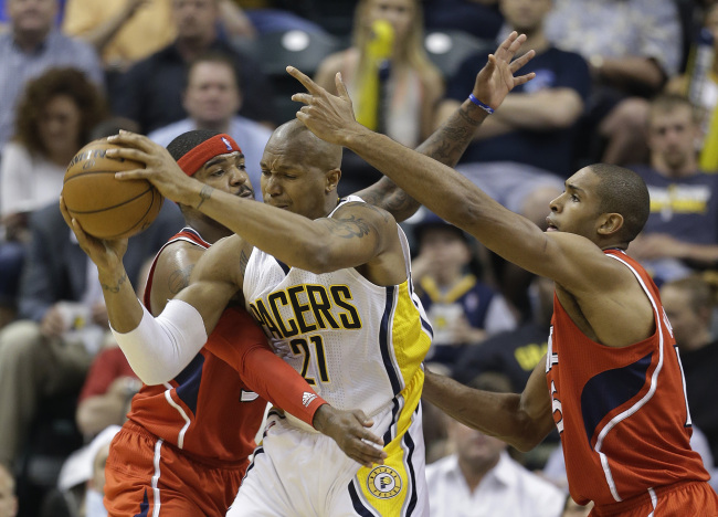 Indiana Pacers forward David West looks to get past Atlanta Hawks defenders in the first half on Wednesday.   AP-Yonhap News