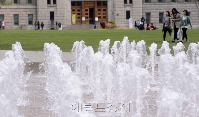 지난 1일부터 서울시내 분수가 가동된 가운데 2일 오전 서울시청앞광장을 찾은 시민들이 분수를 구경하고 있다. 박해묵 기자/mook@heraldcorp.com