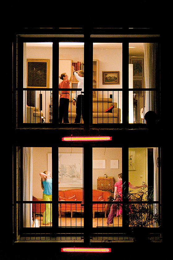 ▲ A scene from Swiss artist Nicole Seiler’s “Living-room Dancers.”   MODAFE 2013