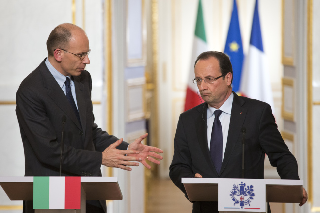French President Francois Hollande (right) listens to Italy’s Prime Minister Enrico Letta during a press conference at the Elysee Palace in Paris on Wednesday.   AP-Yonhap News