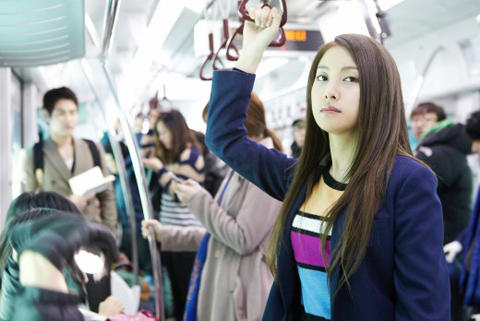 박규리(가수/카라)
지난 1일 오전 한 모바일 메신저 어플리케이션 카라 계정에 “규리 오랜만에 지하철 탔어요”라는 메시지와 함께 사진 한 장이 공개됐다.