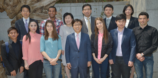 The winners of the 2013 speech contest organized by Corea Image Communication Institute pose with Samsung Group president Rhee In-yong (fourth from left, first row), CICI president Choi Jung-wha (third from left, second row), Korean Culture and Information Service director Woo Jin-yung (far left, second row), and Hankuk University of Foreign Studies professor Kim Hyun-taek (fourth from left, second row) in Seoul on Thursday.   Kim Myung-sub/The Korea Herald