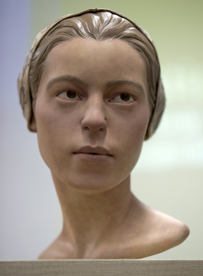 <YONHAP PHOTO-0259> A facial reconstruction of "Jane of Jamestown" is seen during a news conference at the Smithsonian's National Museum of Natural History in Washington, Wednesday, May 1, 2013. Scientists announced during the news conference that they have found the first solid archaeological evidence that some of the earliest American colonists at Jamestown, Va., survived harsh conditions by turning to cannibalism presenting the discovery of the bones of a 14-year-old girl, "Jane" that show clear signs that she was cannibalized. (AP Photo/Carolyn Kaster)/2013-05-02 05:59:11/ <저작권자 ⓒ 1980-2013 ㈜연합뉴스. 무단 전재 재배포 금지.>
