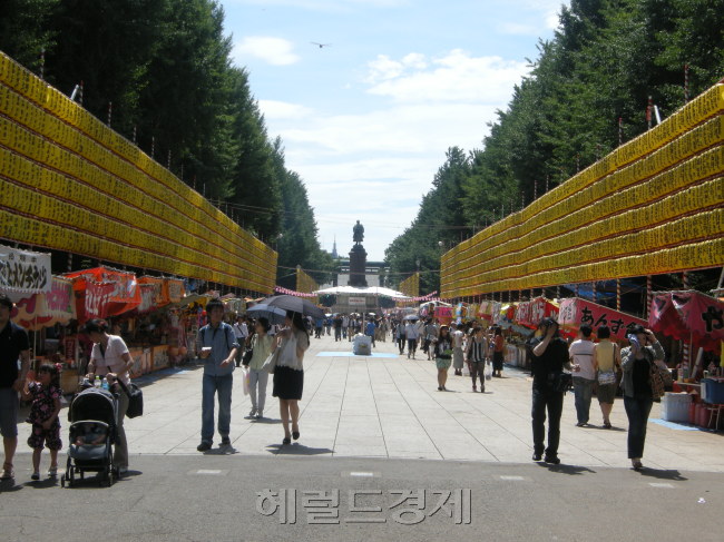 이해준 희망가족 여행기<50>군국주의를 부추기는 퇴행의 땅...일본 야스쿠니신사