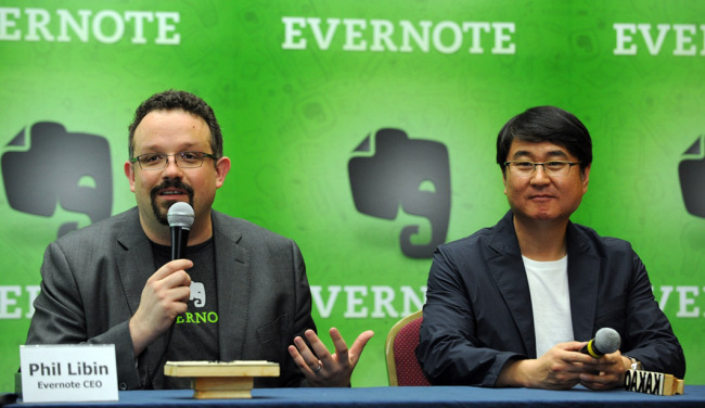 Evernote's CEO Phil Libin (left) and Kakao’s CEO Lee Sir-goo during a press conference in Seoul on Wednesday. (Evernote-Yonhap News)