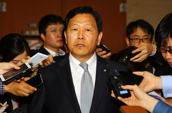 강동원(국회의원)
Rep. Kang Dong-won of the minor opposition Progressive Justice Party announced on Thursday that he was leaving the party.