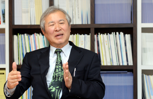 Yang Choon-seung, vice chairman of Carbon Disclosure Project Korea.   Ahn Hoon/The Korea Herald