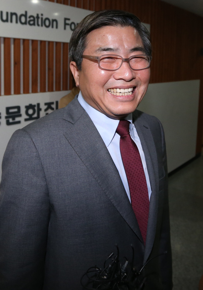 김종국(방송인/전방송기자/MBC대표이사사장)
The board meeting of the Foundation for Broadcast Culture on Thursday nominated Kim Jong-guk, president of Daejeon MBC, a branch of the nationwide broadcasting network, as the new CEO of the mother company. The foundation holds a 70 percent stake in MBC.