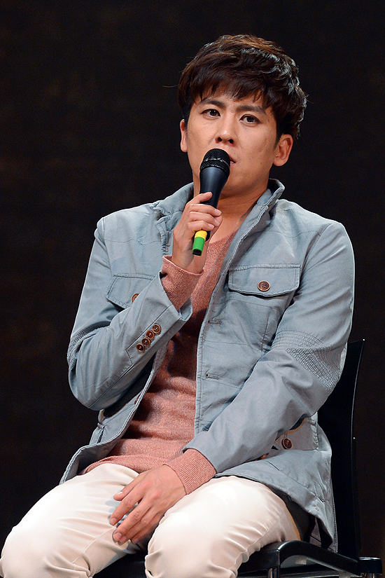 홍경민(홍성민/가수/영화배우)
가수 홍경민이 뮤지컬을 통해 스무 살의 모습을 연기하는 가운데 “일부러 어려보이기 위해 말투와 표정에도 신경을 쓴다”고 말했다.