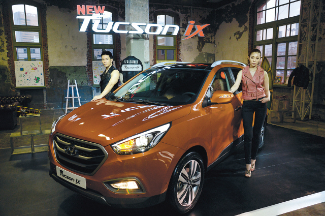 Hyundai Motor unveils the New Tucson ix, the new version of the carmaker’s flagship sport utility
vehicle, at a launch event in Seoul on Thursday. (Chung Hee-cho/The Korea Herald)