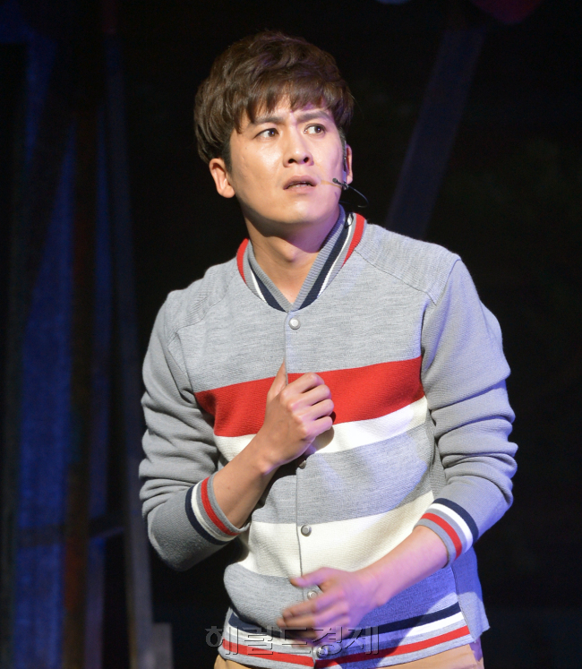 홍경민(홍성민/가수/영화배우)
가수 홍경민이 2일 오후 서울 광진구 능동에 위치한 유니버설아트센터에서 열린 뮤지컬 ‘남자가 사랑할 때’ 프레스콜에서 열연하고 있다.